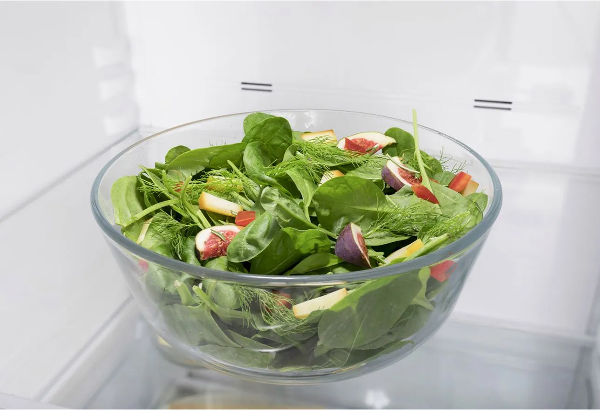 Απεικονίζεται σαλάτα στο ψυγείο.